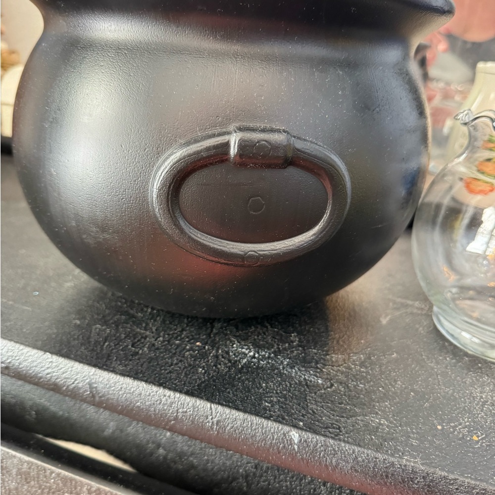 Set of 2 bowls, one black deep plastic one glass round with accented edges. - Picture 6 of 8